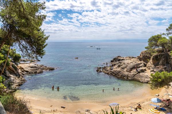 Sa Cova, una perla natural de Platja d’Aro amb nens