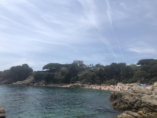 La Cala Sant Francesc, una playa de Blanes con muchos servicios