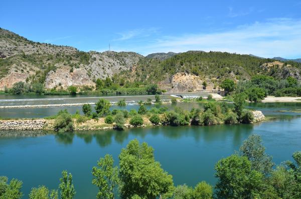 On el riu Ebre puja i baixa tres metres