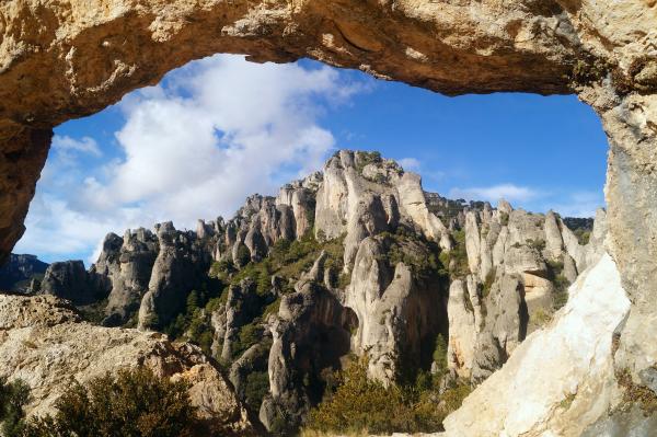 El Forat de la Vella i la Cova d'en Marc, dues excursions dins del Parc Natural dels Ports | wikiloc | Forat de la Vella, Mas de Barberans. Foto: SHUTTERSTOCK.COM