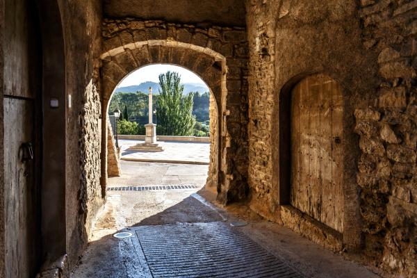 Visita dinamizada en el casco antiguo de Tivissa