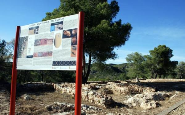 Poblado histórico del Mont Calvari Con niños