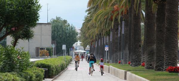 Passeig en bici per Salou amb nens