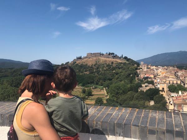 Castillo de Hostalric y reciente amurallado Con niños