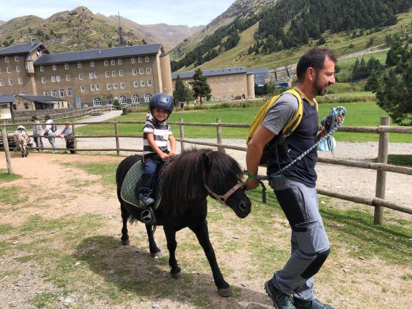 Passeig en poni per la Vall de Núria