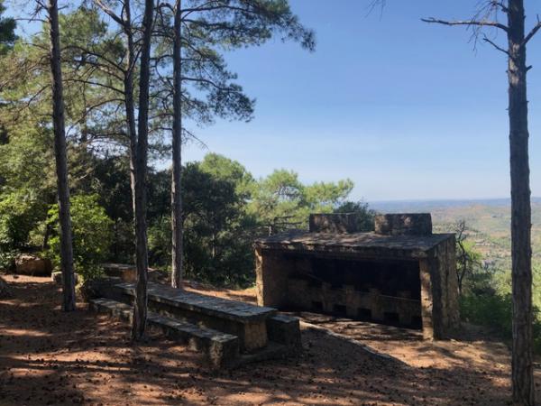 Área de recreativa de la ermita de Sant Salvador | Vistas des de la ermita de Sant Salvador. Foto: ESCAPADA AMB NENS | Área de pícnic de la ermita de Sant Salvador. Foto: ESCAPADA AMB NENS | Área de pícnic de la ermita de Sant Salvador. Foto: ESCAPADA AMB NENS