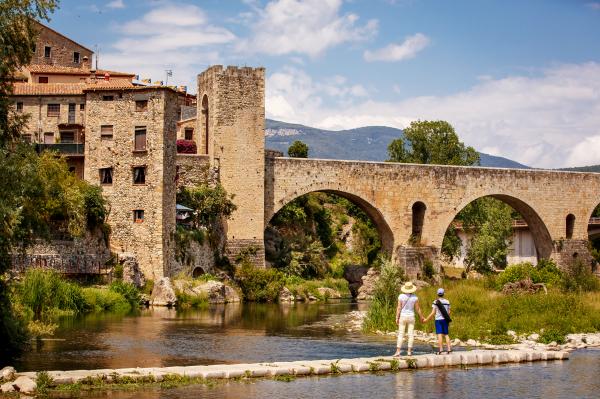 Besalú, un poble amb encant amb nens