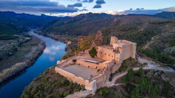 Castell de Miravet amb nens