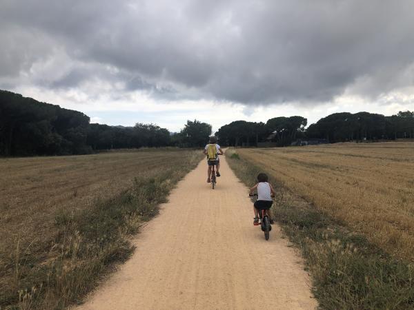 La via verda des de Castell d'Aro amb nens