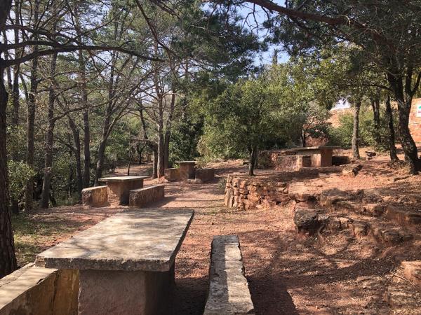 La ermita de la Abellera de Prades | Ermita de la Abellera. Foto: ESCAPADAAMBNENS.COM | Área de pícnic de la Abellera, Prades. Foto: ESCAPADAAMBNENS.COM