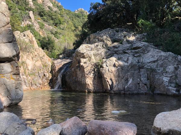 Salto de agua del barranco de Castellfollit | Salto de agua del barranco de Castellfollit. Foto: ESCAPADA AMB NENS | Salto de agua del barranco de Castellfollit. Foto: ESCAPADA AMB NENS