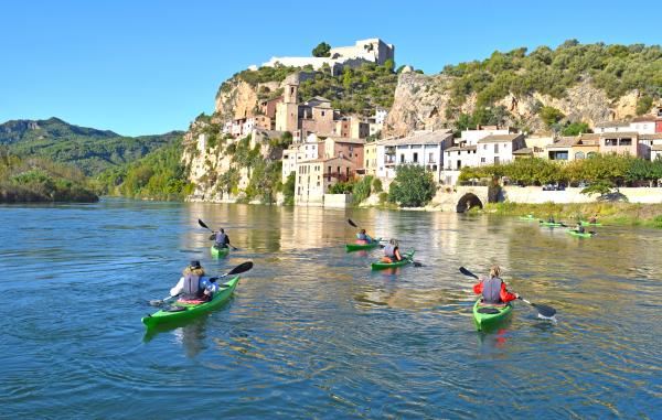 Aventura subiendo al castillo de Miravet, experiencia sobre un kayak por el Ebro, conocemos la fauna y flora del río en la Reserva de Sebes, disfrutamos de la floración de los frutales y subimos a una locomotora de época en Móra la Nova