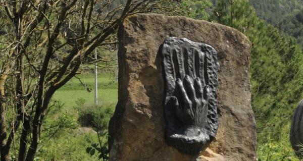 Monument a Guifré el Pelós, a Navès amb nens