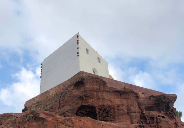 La Roca Foradada i l'Ermita Mare de Déu de la Roca de Mont-roig del Camp | Ermita Mare de Déu de la Roca, Mont-roig del Camp. Foto: ESCAPADAAMBNENS.COM | Ermita Mare de Déu de la Roca, Mont-roig del Camp. Foto: ESCAPADAAMBNENS.COM