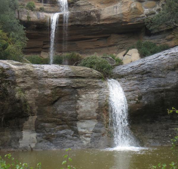 Salto de agua de la Obaga Cerdana Con niños