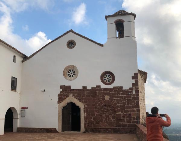 La Roca Foradada y la Ermita Mare de Déu de la Roca de Mont-roig del Camp | Ermita Mare de Déu de la Roca, Mont-roig del Camp. Foto: ESCAPADAAMBNENS.COM | Ermita Mare de Déu de la Roca, Mont-roig del Camp. Foto: ESCAPADAAMBNENS.COM | Ermita Mare de Déu de la Roca, Mont-roig del Camp. Foto: ESCAPADAAMBNENS.COM