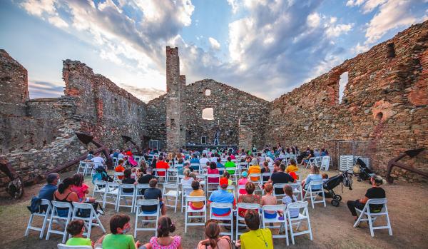 Petits contes, petites històries i espectacles familiars a Roses amb nens