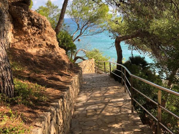 Camí de ronda per les cales de Miami Platja amb nens