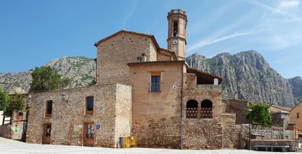 El nucli medieval de Collbató amb nens